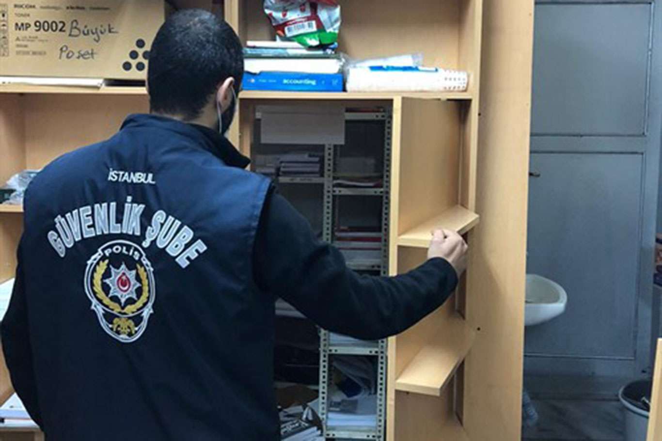 Korsan kitap baskınında 35 milyon TL'lik ürün ele geçirildi Korsan kitap baskınında 35 milyon TL'lik ürün ele geçirildi